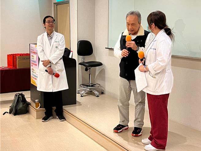 病友江先生分享TAVI治疗经验。（王扬杰摄）