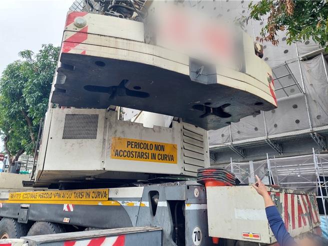 中華路吊車操作不慎，擦撞公車車頂。（警方提供）