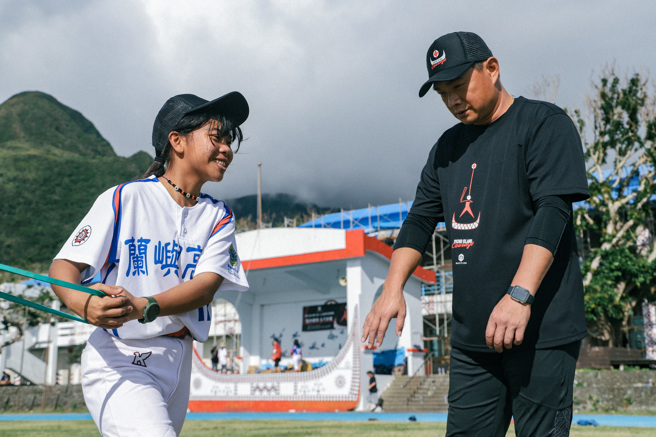 彭政閔（右）指導蘭嶼中學青少棒隊小球員。（台灣火星人運動發展協會提供）