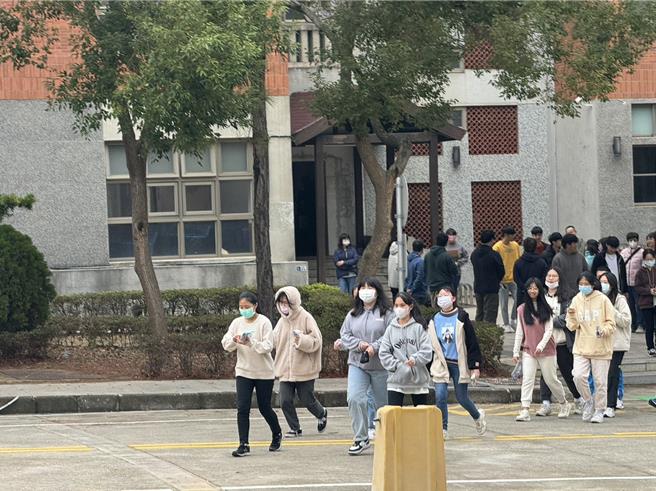 113学年度大学学测今日在全国各考区同步登场，金门首日237人应试，无重大违规事件发生。(图／金门大学提供)