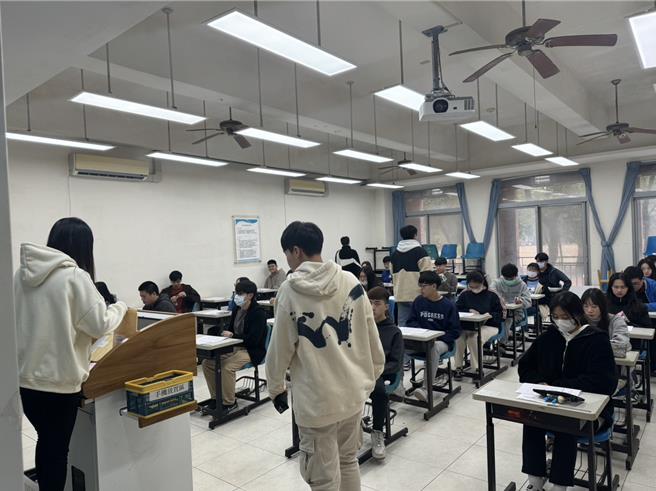 113学年度大学学测于1月20至22日连续3天在全国各考区同步举行，金门地区提供12个考场供考生应试，计有334名考生报考。(图／金门大学提供)