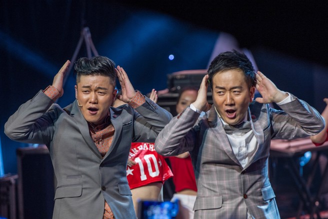 「筷子兄弟」（图）2014年推出《小苹果》后迅速爆红，该曲被网友封为「洗脑神曲」，包括台湾的大朋友、小朋友也都一起跳。（资料照／中新社）