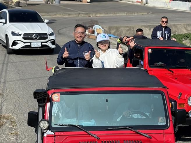 国民党籍虎尾镇长丁学忠（左一）个人特色吸引非绿选票支持。（丁学忠竞总提供）