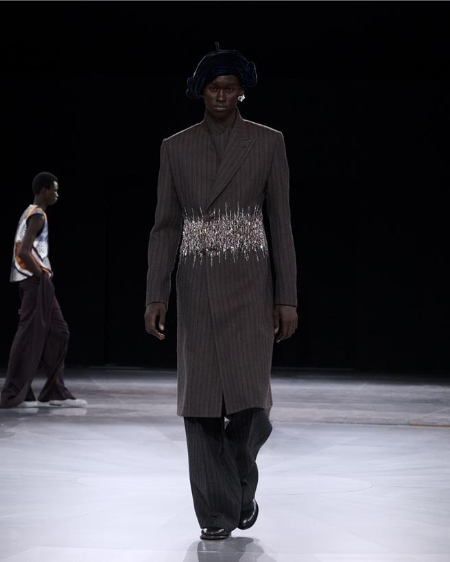 腰部墜飾的風格設計，也是焦點之一。（Dior提供／黃唯淯台北傳真）