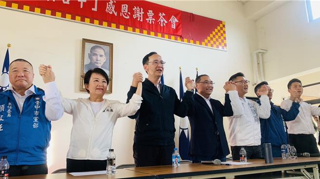 國民黨黨主席朱立倫（左三）今天出席感恩茶會指出，國民黨從來沒有親中。（張亦惠攝）