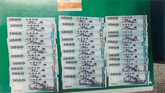 陈姓车手提领3万元赃款当场被警方查获逮捕。（翻摄照片／林郁平台北传真）