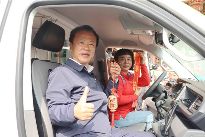 嘉义县长翁章梁代表受赠、回赠感谢状，并与六兴宫主委江筱芃在驾驶座挂上平安灯等物品，祈求人员执勤平安。（吕妍庭摄）
