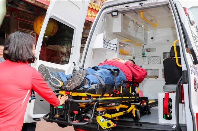 救护车上配备电动担架升举系统造价达96万元，担架承重上限达350公斤，仅需1人即可操作。（嘉义县政府提供∕吕妍庭嘉义传真）