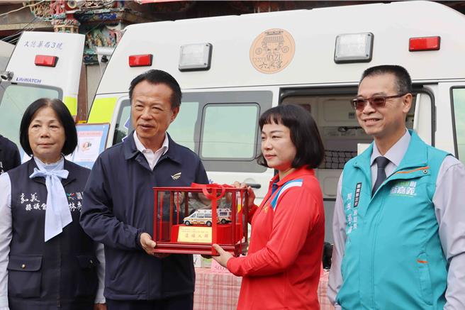 溪北六兴宫管委会及久亿药局董事长林永丰慷慨捐赠救护资源，20日举办捐赠仪式，由六兴宫主委江筱芃（右二）代表捐赠，嘉义县长翁章梁（左二）代表受赠，嘉义县议员林秀琴（左一）、消防局长蔡建安（右一）参与见证。（吕妍庭摄）