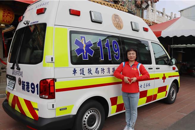 久亿药局董事长林永丰20日捐赠救护车，溪北六兴宫也发动募款强化救护设备，打造1辆近600万元的先进救护车送给嘉义县消防局新港分队，六兴宫主委江筱芃感谢善心人士化身妈祖小分灵，体现妈祖救助世人的精神。（吕妍庭摄）