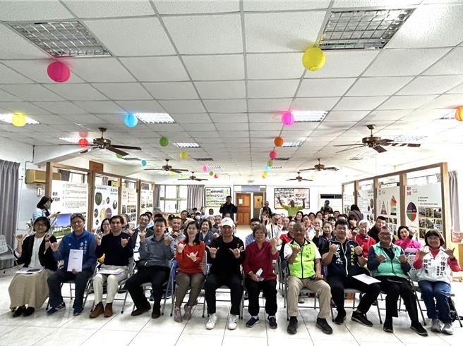 屏东县内埔乡东片村在荒野保护协会的协助下，20日成立「屏东县大武山公民绿能科技生产合作社」，成为全屏首个、全台第7个公民电厂合作社。（谢佳潾摄）