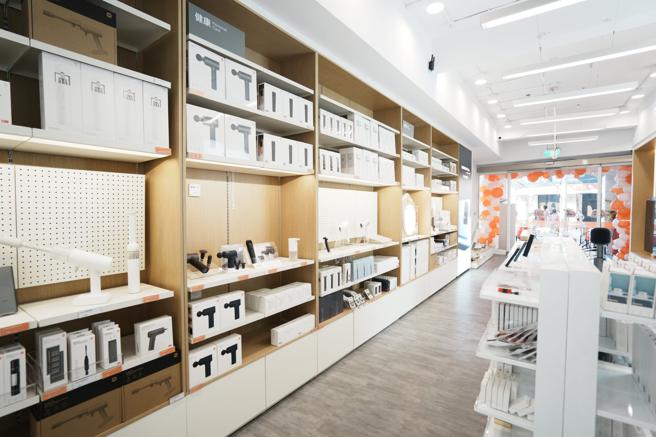 小米之家凤山店现场陈列了搭载徕卡镜头的小米强檔旗舰机13T系列，以及Xiaomi 智慧显示器Q2 65型。（Xiaomi提供）