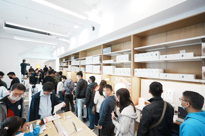 小米之家凤山店为了庆贺开幕祭出七大好礼，吸引当地民眾排队选购。（Xiaomi提供）