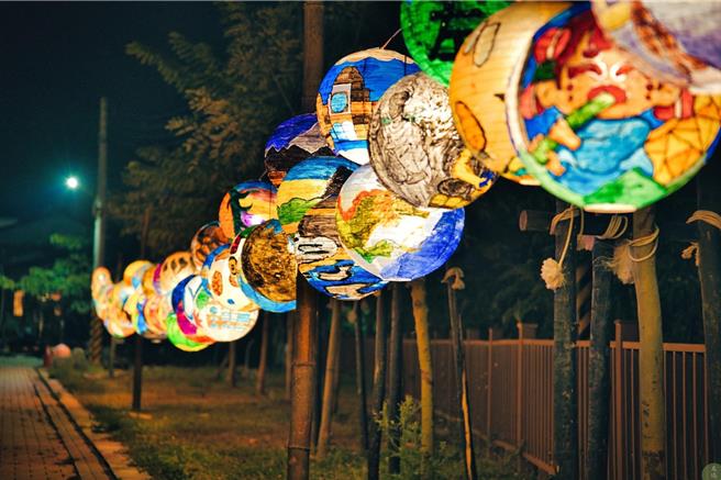 「不倒翁燈道」集結上百顆燈籠，由學生彩繪而成。(左鎮區公所提供／曹婷婷台南傳真 )