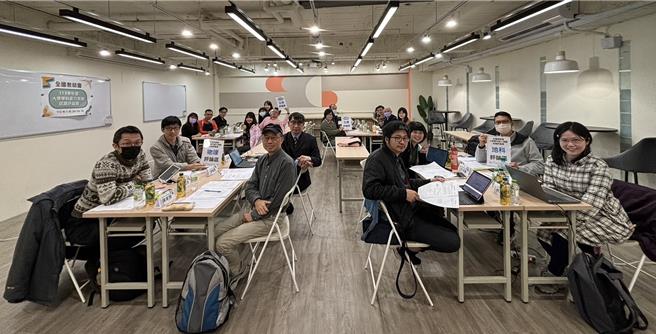 全教會教師群解析學測自然科題目。（全教會提供／林志成台北傳真）