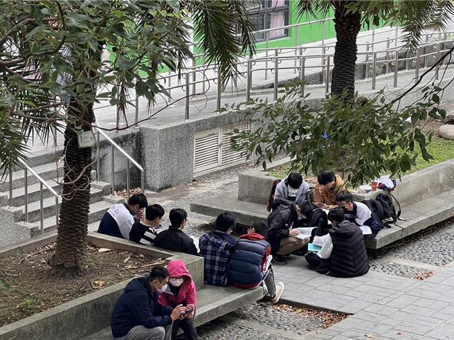 學科能力測驗20日登場，桃園考區試務由長庚大學承辦，總幹事張雅如表示，數A共有3件違規，包含2件未帶證件、1件手上抄錄答案。自然則是1件吃口香糖、3件手機在置物區響。張雅如提醒，學生證非有效證件，手機也要記得小心。（賴佑維攝）