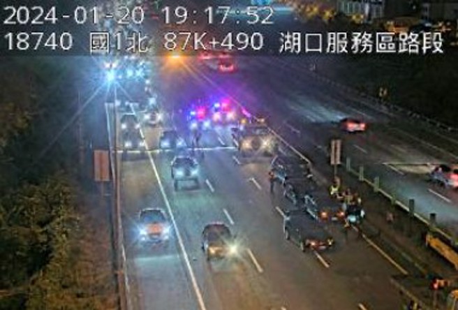 今20日晚間18時許，國道1號北向87.5湖口服務區路段發生一起追撞事故。（翻攝畫面）