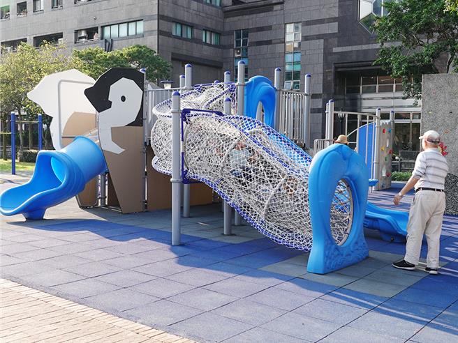 2024年1月20日新北市／新北市板桥区「重庆公园」以「极地企鹅」为主题并发展出特色游具，园内有地下停车场方便家长带小朋友开车前往。（新北市景观处提供／刘玮晴新北传真）