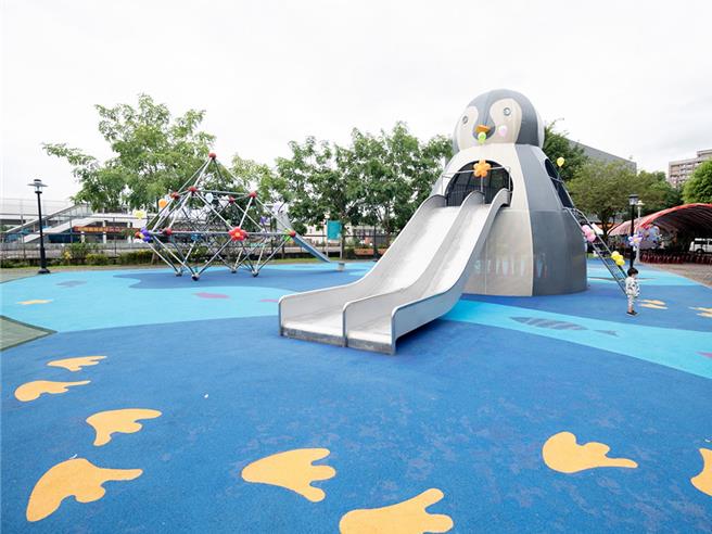 2024年1月20日新北市／新店区「安和景观公园」邻近安坑轻轨阳光运动公园站，公园的儿童游戏场配色以冷色调为主。（新北市景观处提供／刘玮晴新北传真）