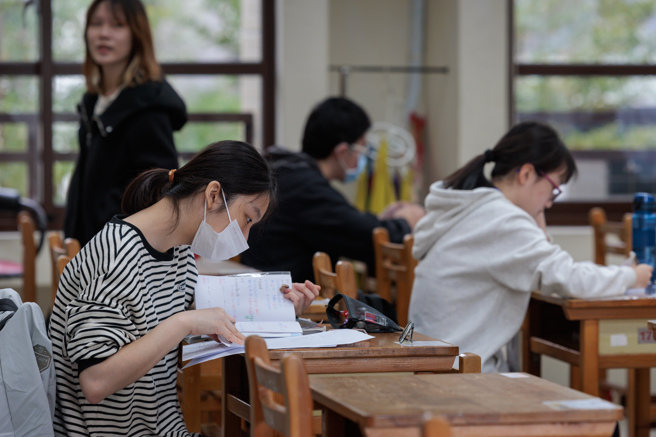 113学测登场，图为考生在考前专心复习考试科目，准备应试。（郭吉铨摄）
