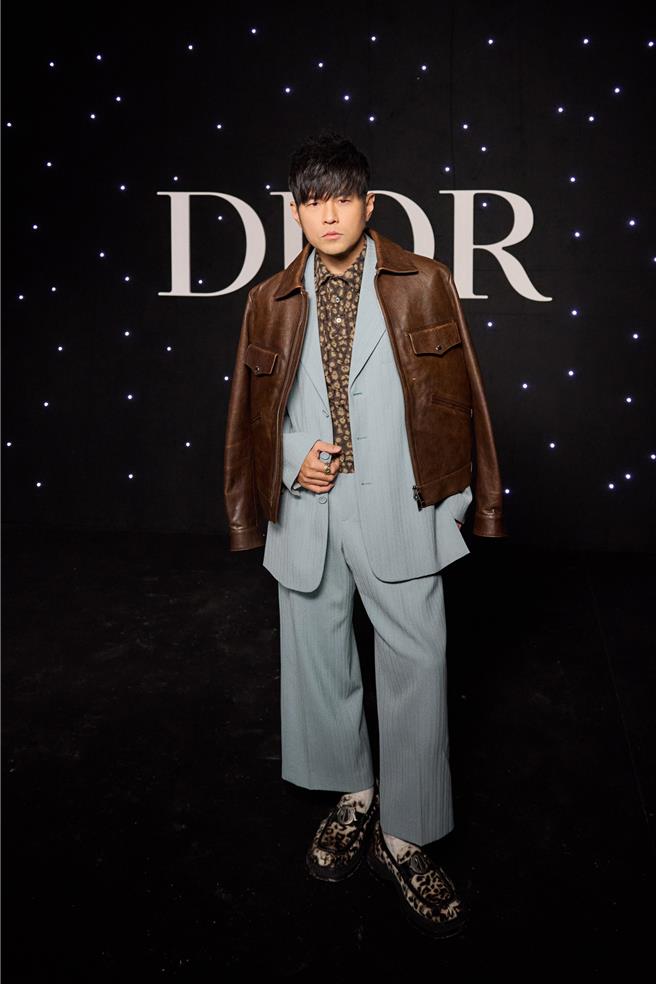 周杰伦19日现身巴黎时装周Dior 2024冬季男装秀。（杰威尔提供）