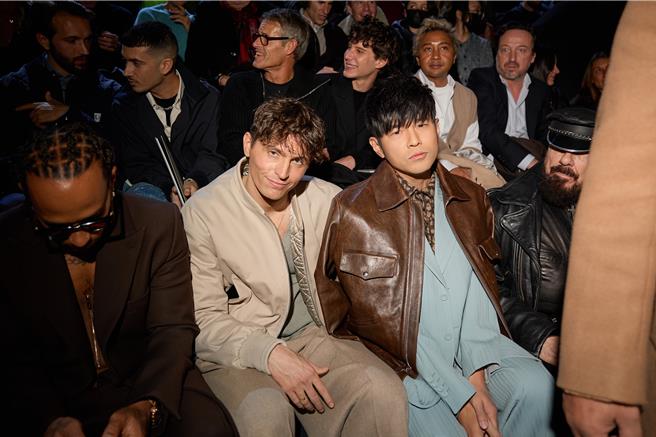 周杰伦（右二）19日现身巴黎时装周Dior 2024冬季男装秀，赛车手Lewis Hamilton（左起）、法国演员Raphael Quenard、美国建筑师Peter Marino出席盛会。（杰威尔提供）