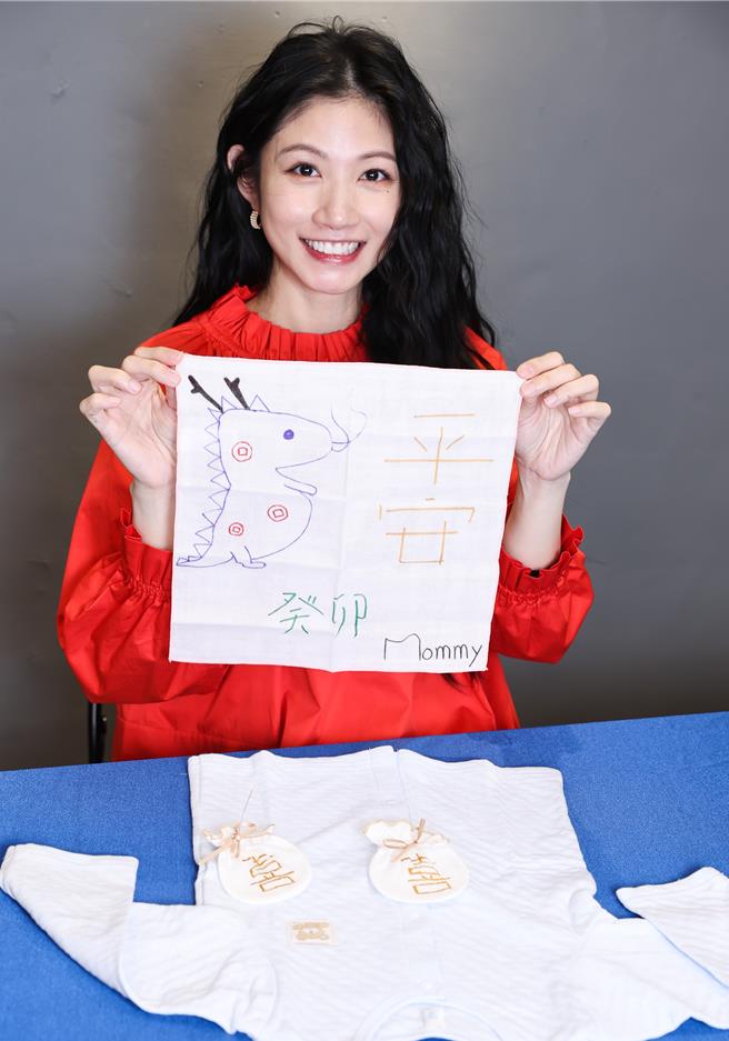 李千娜親手繪製「底迪龍」作為送給兒子的新年禮物。（陳俊吉攝）