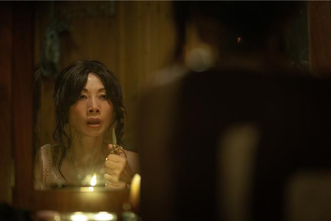 白灵在《七月返归》中饰演轻生未遂的母亲。（车库娱乐提供）