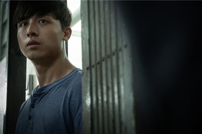 江𤒹生在《七月返归》中从小因阴阳眼备受困扰。（车库娱乐提供）