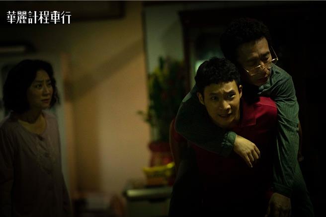 黄冠智和郭子乾在剧中互动火花四射，左为杨丽音。（LINE TV、华视提供）