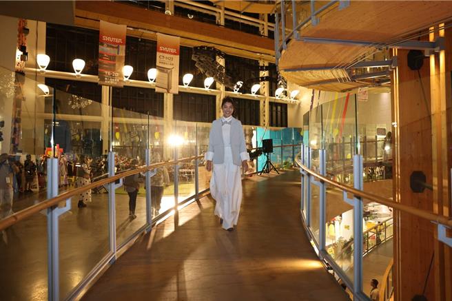 南投县长许淑华20日晚间化身模特儿，穿新创原民风时装在半山梦工厂生命树走伸展台，推广原民时尚。（南投县政府提供／杨静茹南投传真）