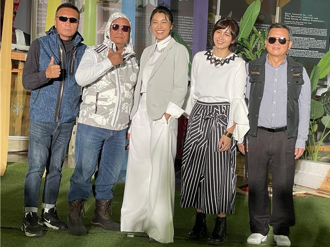 南投县长许淑华（中）、副县长王瑞德（右1）及南投县议员全文才（左1）、石庆龙（左2）、林婷立（右2）穿着新创原民风时装变得更年轻。（民眾提供／杨静茹南投传真）