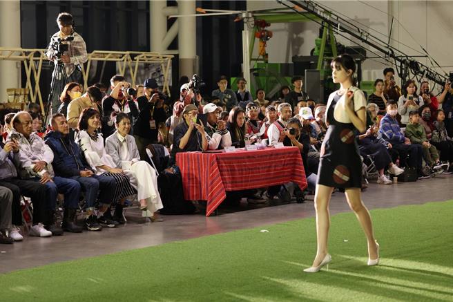 南投县原民局举办「彩虹织女服装系列设计大赛」歷经2个多月评选，晚间在树德半山梦工厂举办时尚秀。（南投县政府提供／杨静茹南投传真）