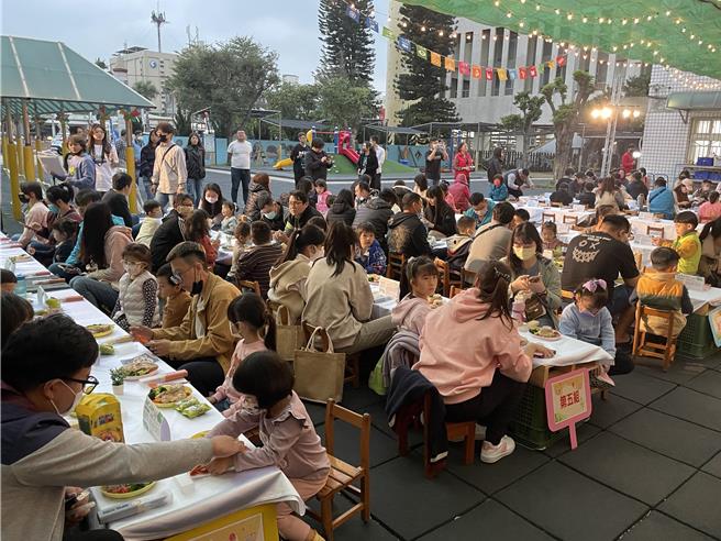 矽品精密20日在彰化縣二林鎮立幼兒園舉辦「矽手二林樂活食農」活動，「農村饗宴」將「二林三寳」紅薏仁、蕎麥、葡萄等在地食材變身為特色西式料理。（矽品精密提供／孫英哲彰化傳真）
