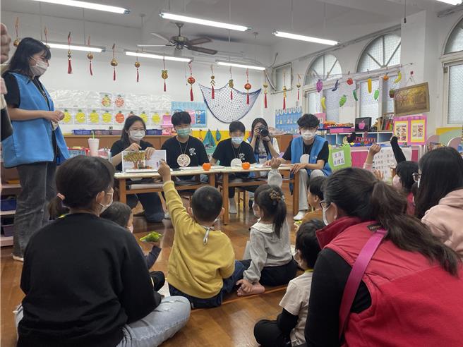 矽品精密20日在彰化縣二林鎮立幼兒園舉辦「矽手二林樂活食農」活動，「食農科普分站小學堂」向小朋友推廣介紹二林在地食材。（矽品精密提供／孫英哲彰化傳真）