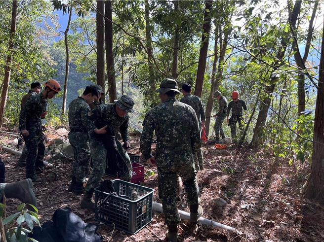 丽阳营区多名特战兵前往救援，终于寻获潘男遗体，并进行吊挂作业，将遗体搬运到平地。（图 ／ 读者提供）