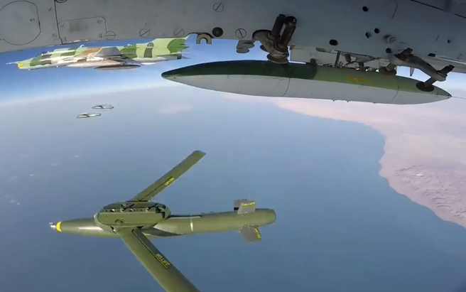 雅辛滑翔导引炸弹弹重320公斤，设计有可收缩的滑翔翼，滑翔距离可达40公里。（伊朗国防部）