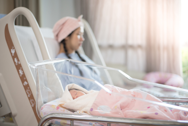 有人妻抱怨，刚剖腹产生完小孩，婆婆竟跑来医院待不到3分钟，对着老公喊「别待医院照顾了」，让她有些傻眼。（图：shutterstock／达志）