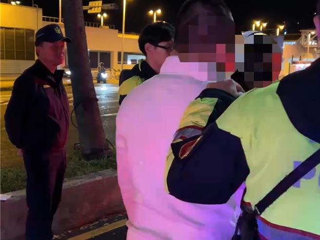 淡水分局长彭正中（左）当场发飙，怒斥嫌犯。（警方提供）