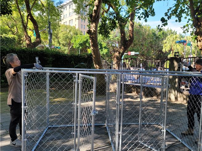 移动式犬舍易于组装。（新北市动保处提供）