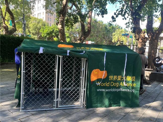犬舍帆布帐可依天气状况调整使用。（新北市动保处提供）