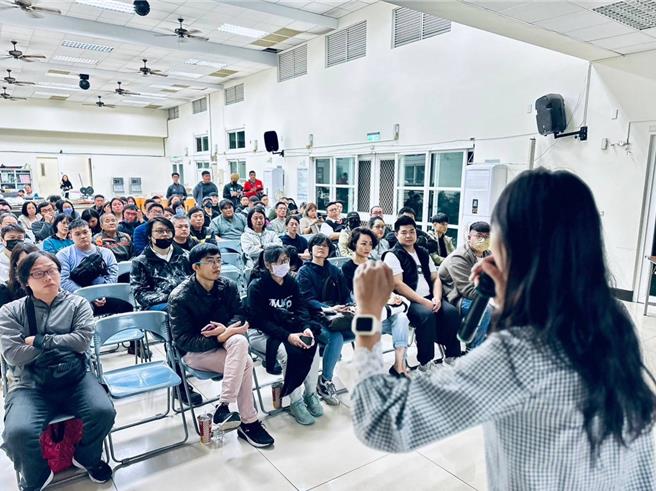 民眾党台中市党部19日晚间在大里立德里活动中心开办首场「小草扎根」里长训练营，吸引逾百位愿意投入的民眾党支持者「小草」参加，希望招募人才并同时备战2026九合一选举。（江和树提供／潘虹恩台中传真）