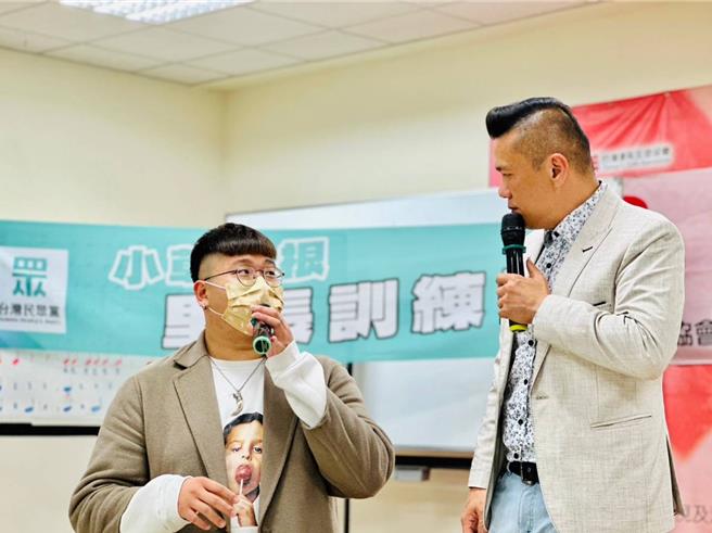 民眾党台中市党部19日晚间在大里立德里活动中心开办首场「小草扎根」里长训练营，民眾党台中市党部主委、台中市议员江和树（右）也下场分享投入里长选举过程、经营粉专、办活动等经验。（江和树提供／潘虹恩台中传真）