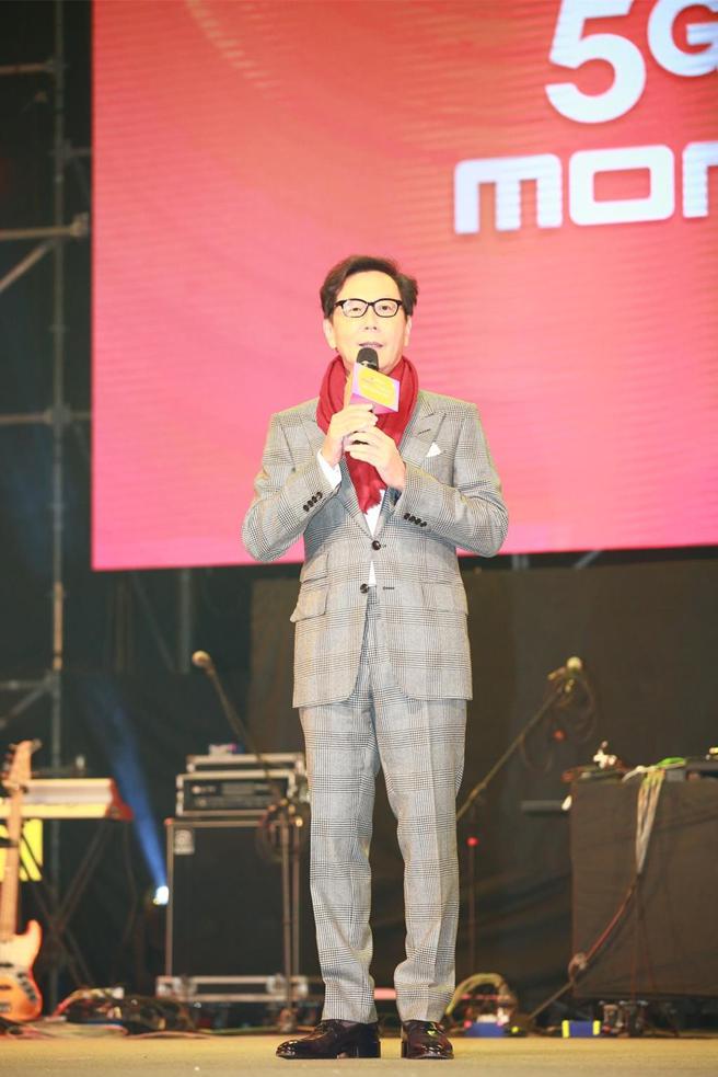 台湾大20日举行2023年YEAR END PARTY，为台湾大哥大合併台湾之星首次年终派对，参与人数创新高，达7,600人。图为台湾大哥大董事长蔡明忠。图／台湾大哥大提供