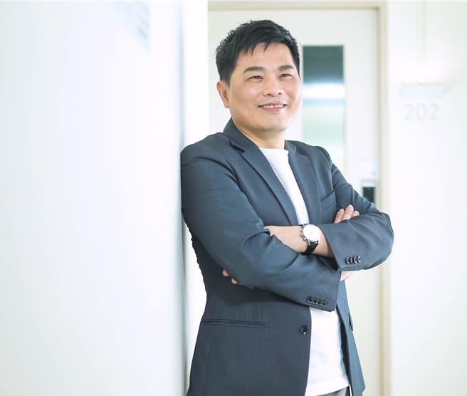 苏明渊日前推出全台语创作专辑《心内乌空》。（粘耿豪摄）