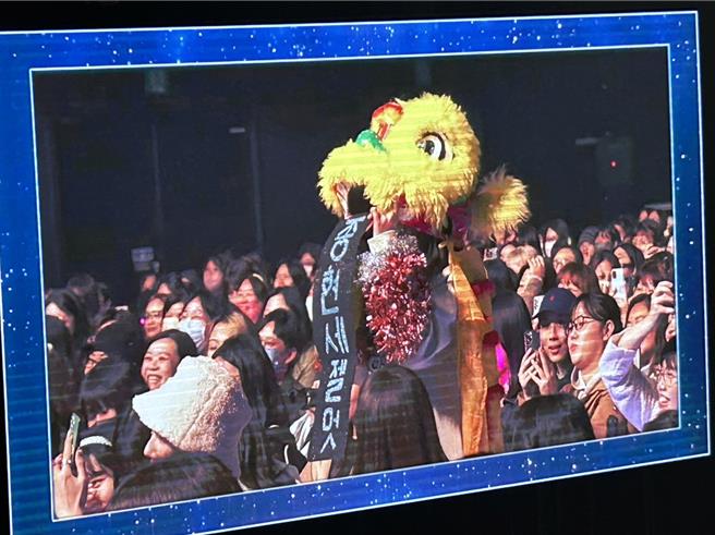 女粉絲精心戴上獅頭。（讀者提供）