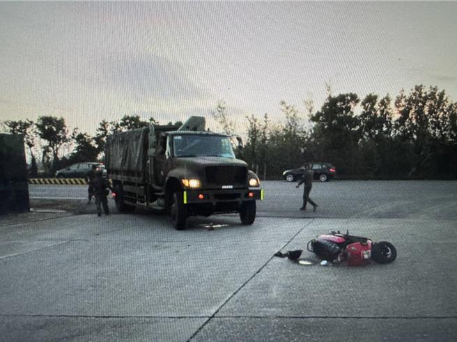 高雄24岁因涉犯性犯罪防治法遭通缉的黄姓男子，20日骑机车载潘姓未成年女友在屏东恒春镇与军车发生车祸时，竟因害怕遭逮而弃车弃女友徒步逃逸。（警方提供／谢佳潾屏东传真）