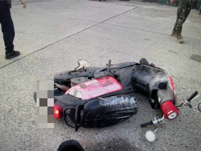 高雄24岁因涉犯性犯罪防治法遭通缉的黄姓男子，20日骑机车载潘姓未成年女友在屏东恒春镇与军车发生车祸时，竟因害怕遭逮而弃车弃女友徒步逃逸。（警方提供／谢佳潾屏东传真）