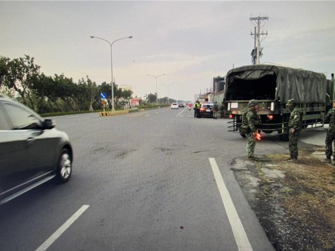 高雄24岁因涉犯性犯罪防治法遭通缉的黄姓男子，20日骑机车载潘姓未成年女友在屏东恒春镇与军车发生车祸时，竟因害怕遭逮而弃车弃女友徒步逃逸。（警方提供／谢佳潾屏东传真）