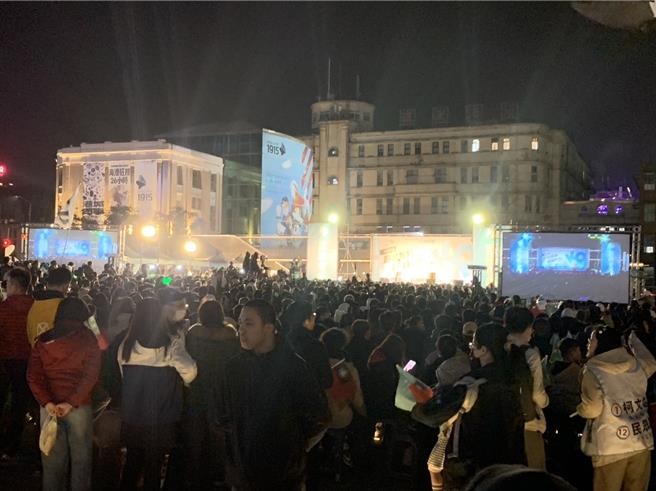 基隆有一名11歲的小六生，在選前跑去民眾黨主席柯文哲在基隆國門廣場的造勢大會湊熱鬧，父母不知情報警，警方狂找2小時，結果發現同學已經回家，家人撤消報案，虛驚一場。（徐佑昇攝）